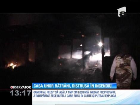 Casa unor bătrâni dintr-un sat bistriţean a fost distrusă într-un incendiu