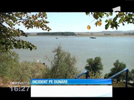 Incident pe Dunăre. Un convoi format dintr-un remorcher şi o barjă a eşuat pe mijlocul fluviului