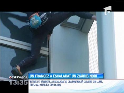 Omul Păianjen al Franţei a escaladat un zgârie-nori din Paris, fără echipament de siguranţă