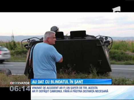 Misiune ratată pentru un blindat al Armatei Române. Proaspăt luat de la reparaţii, TAB ul şi a pierdut o roată şi a rămas în şanţ, pe marginea drumului