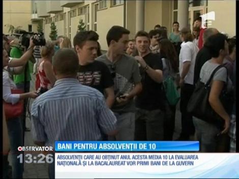 Veste bună! Elevii care au obţinut nota 10 la evaluarea naţională şi Bacalaureat vor primi stimulente financiare de la Guvern
