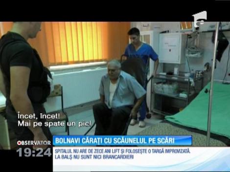 La spitalul orăşenesc din Balş, bolnavii sunt căraţi cu scăunelul pe scări, între cabinete