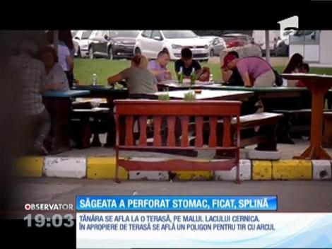 Tânără străpunsă de o săgeată la terasă!