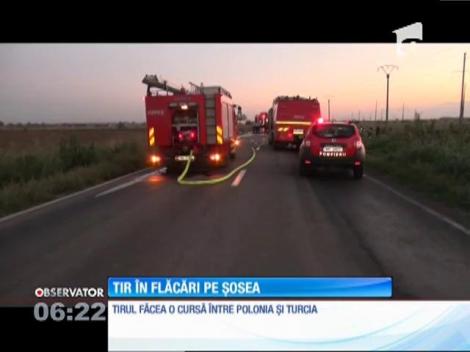 TIR în flăcări pe șosea