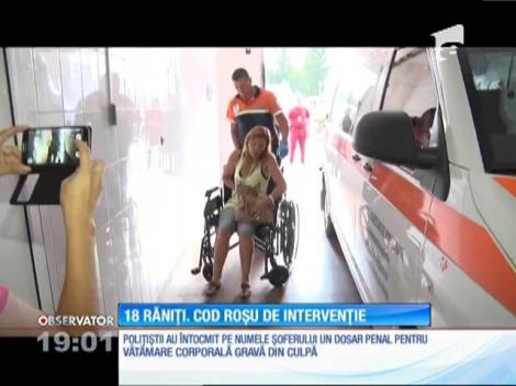 Microbuz cu pasageri, lovit de o limuzină. 18 oameni au fost răniți!