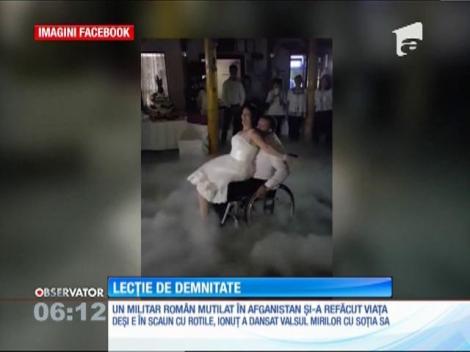 Români, să ne ridicăm în picioare! Dansul mirilor în scaunul cu rotile. Moment emoţionant la nunta unui militar român rănit grav în Afganistan