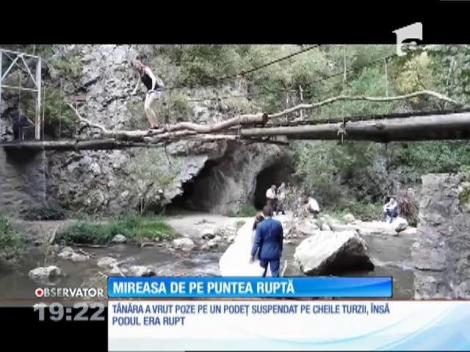 O mireasă a mers la Cheile Turzii pentru şedinţa foto, însă a găsit puntea unde voia să imortalizeze sărutul cu mirele în ruine