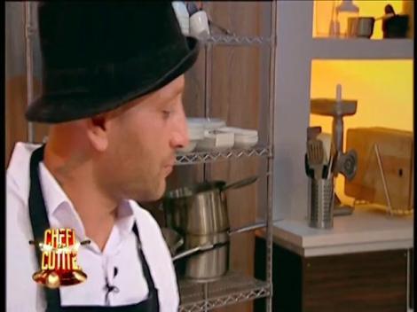 „Bine, boss! Pot să vă pup un pic? Țucă-l tata să-l țuce, am luat cuțitul”! Traian s-a întors cu preparatul cerut de chefi, dar și cu o porție sănătoasă de râs pentru juriu!