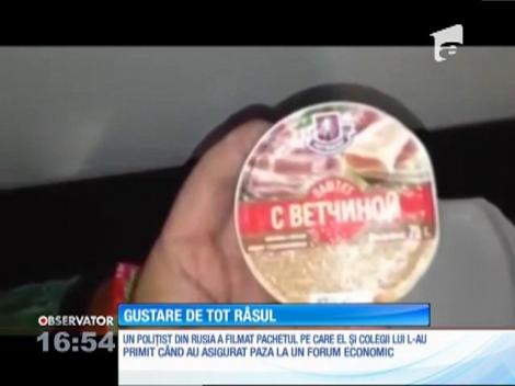 Un poliţist din Rusia, dat afară pentru că a filmat şi postat pe internet imagini cu gustarea oferită pentru paza de la un eveniment