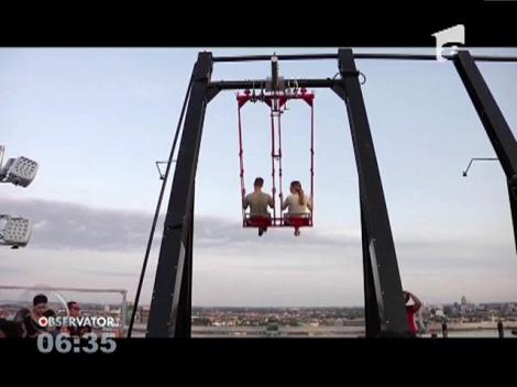 Leagăn la aproape o sută de metri înălțime, în Amsterdam