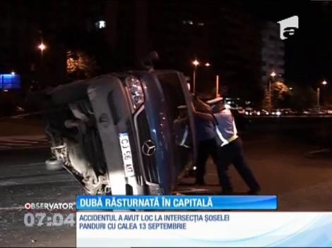 Dubă răsturnată, după impactul violent cu o altă maşină