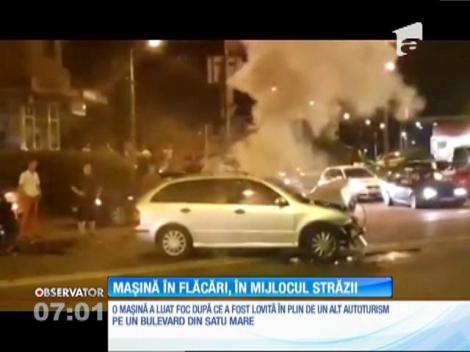 Mașină în flăcări, în mijlocul străzii