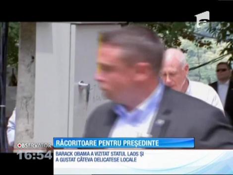 Barack Obama a savurat unul dintre delciile locale din Laos: lapte de cocos direct de la sursă