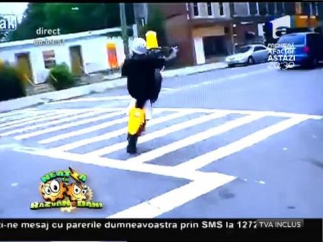 Să râdem cu motociclistul care nu respectă nicio regulă de circulație