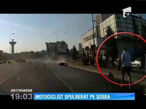 Accident teribil surprins pe camere în Vaslui! O şoferiţă neatentă i-a tăiat calea unui motociclist
