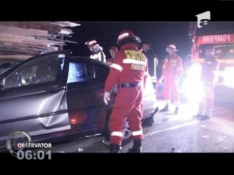 Un autoturism, în care se aflau trei tineri, a intrat într-un TIR ce transporta lemne