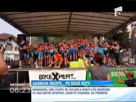 Managerul unei echipe de ciclism a cerut-o în căsătorie pe una dintre sportive, chiar pe podiumul de premiere