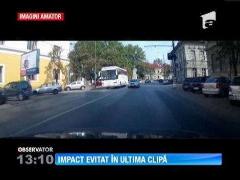 Accident evitat la „mustaţă”. O depăşire neregulamentară făcută pe o şosea din Timişoara era să se transforme într-un accident grav
