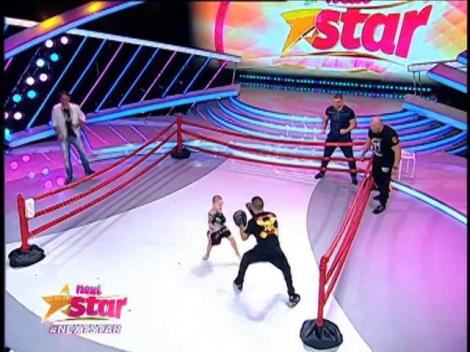 Nick face box mai ceva ca un campion și luptă cu îndârjire, deși are doar cinci ani! Surpriză uriașă! Cine crezi că a venit să se antreneze cu puștiul?