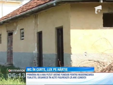 O școală din Gorj a primit autorizație sanitară de funcționare, deși toaleta e în curte şi arată deplorabil