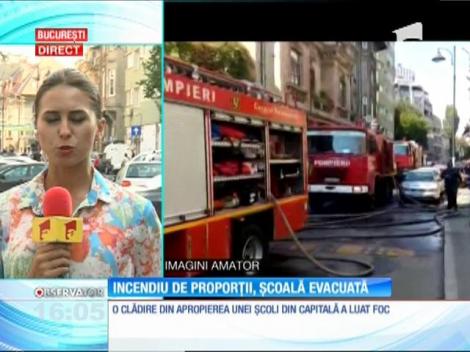 O clădire din apropierea unei şcoli din Capitală a luat foc