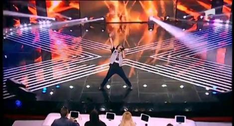 "Nu filmați burta, frațior, că eu lucrez la asta!" De la iUmor, direct în fața juraților X Factor! Alexandru Arnautu, "Vraciul" care a incendiat scena. Interpretarea lui, motiv de râcă între jurați