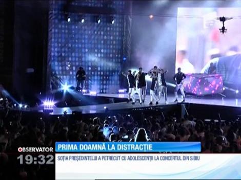 Carmen Iohannis a petrecut cu adolescenţii la concertul din Sibiu