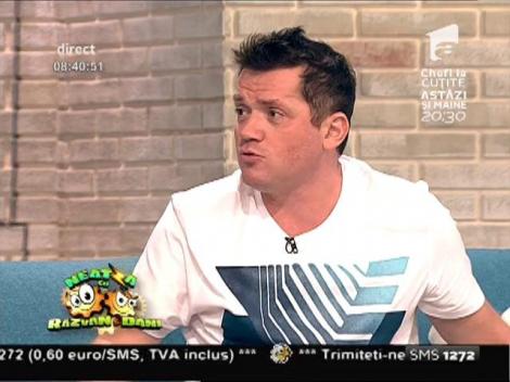 Generații de generații nu vor mai auzi asemenea versuri! Maneaua supremă despre UN TRUP DE PĂPUȘĂ și mascați care bat în ușă!