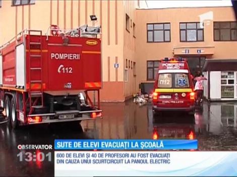 Sute de elevi de la o şcoală din Piteşti au fost evacuaţi din cauza unui scurtcircuit la panoul electric