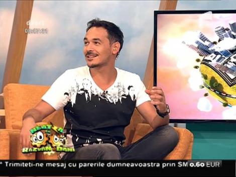 Atenție, pierdut manea! Oferim recompensă celui care o găsește! Zice așa: " Eşti frumoasă ca o păpuşă/ (...) mascaţii în uşă”