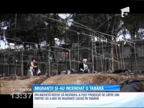 Migranții din insula Lesbos, din Grecia, și-au incendiat o tabără