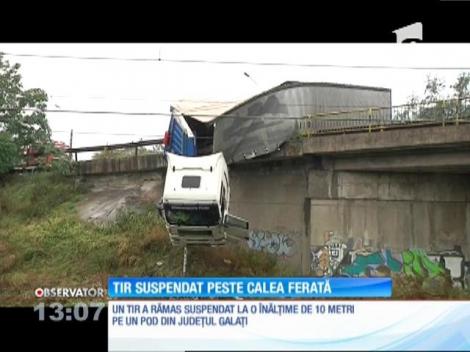 Un TIR a rămas suspendat la o înălțime de 10 metri pe un pod din județul Galați