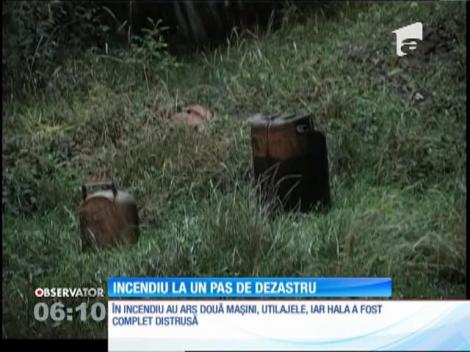 Incendiu urmat de o explozie, la un atelier de dezmembrări auto din Arad