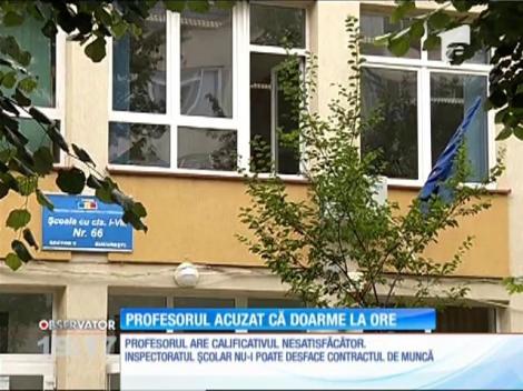 Profesor din Capitală, acuzat că doarme la ore și că le fură copiilor cornul şi laptele