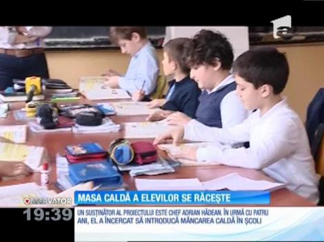 Elevii mai au de aşteptat până să primească o masă caldă, la şcoală