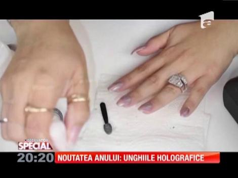 Special! Unghiile holografice, cea mai nou manichiură