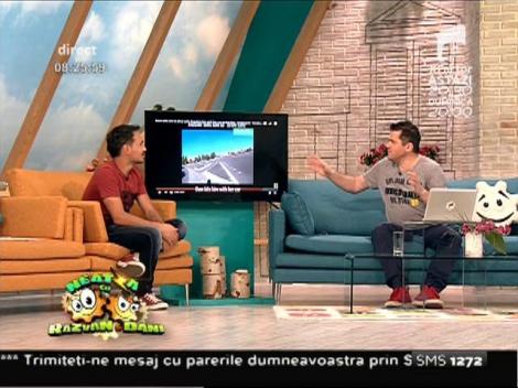 Smiley News: O mamă îşi loveşte fiul motociclist cu maşina, după ce-i spune să se ferească de "şoferi idioţi"