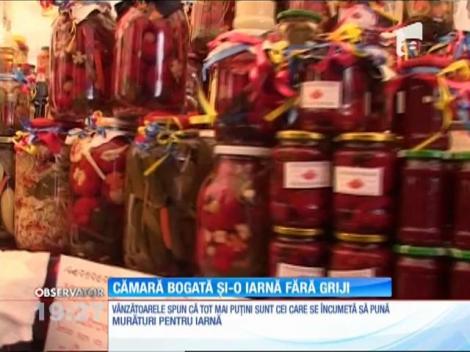 E vremea conservelor. Iar gospodinele se-ntrec în reţete. Cele mai pricepute, îşi vând produsele la târgurile de profil.