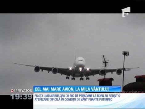 Imagini incredibile au fost filmate pe pista aeroportului din Manchester, unde cea mai mare aeronavă de pasageri din lume a avut probleme la aterizare din cauza vântului puternic