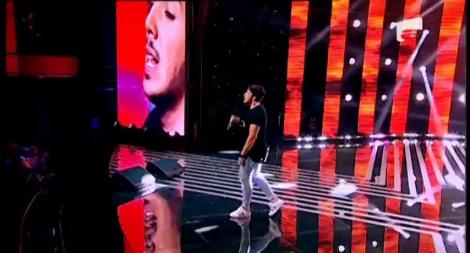 Alex Mladin a adus “Eroina” pe scena X Factor. Cea mai bună interpretare a piesei de până acum: „Eşti o provocare pentru orice antrenor”