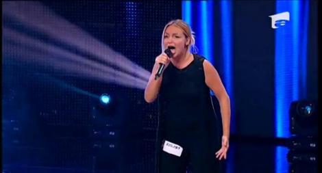 Eliza a cântat, ne-a încântat, iar apoi s-a lăsat cu hohote de râs. "M-a cerut de soţie pe o plajă, în Grecia. Şi-a propus să mă enerveze foarte tare"