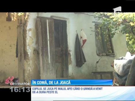 Un copil de patru ani din judeţul Bacău se află în stare gravă, după ce a fost strivit de o grindă de beton