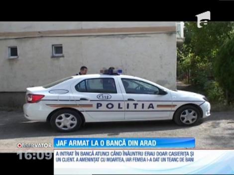 Jaf armat la o bancă din Arad. Bărbatul a fugit cu 86 de mii de lei