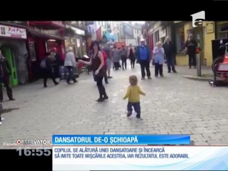 Puștiul adorabil care a cucerit internetul! La doi ani, o dă ”parte-n parte” cu o dansatoare profesionistă! (VIDEO)