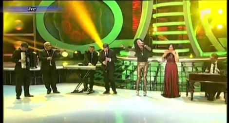 "Hai, hai, nu mă lăsa, iubirea mea!" Și Cornelia Catanga nu ne-a lăsat... să-l vedem pe Lucian. Muzica lăutărească a încins petrecerea