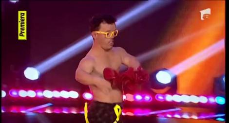 "Uriașul de Foc" își încearcă norocul la iUmor, cu un număr de striptease! "Un pitic cu artificii în ...". "S-a încins? Te-a ars?"