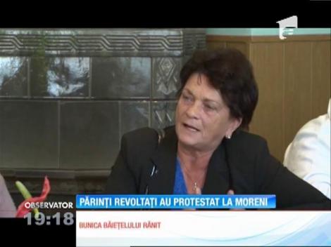 Părinţii se revoltă în Moreni, după ce un copil era să moară într-un loc de joacă din oraş. Spaţiul este la doi paşi de un drum intens circulat şi de un râu, unde băiatul de cinci ani a căzut