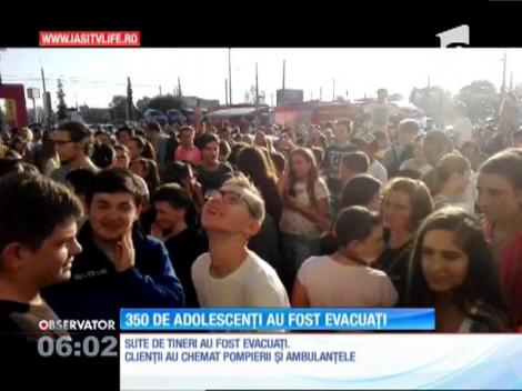 Sute de tineri s-au călcat în picioare la un mall din Iaşi