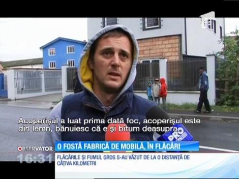 Incendiu puternic în Târgu Mureş. O fosta fabrică de mobilă a luat foc