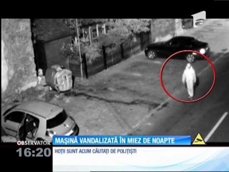 Târgovişte: Maşină vandalizată în parcarea unui bloc